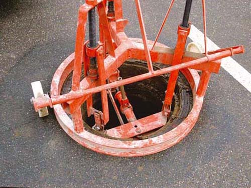 zvednut poklopu kanalizace
